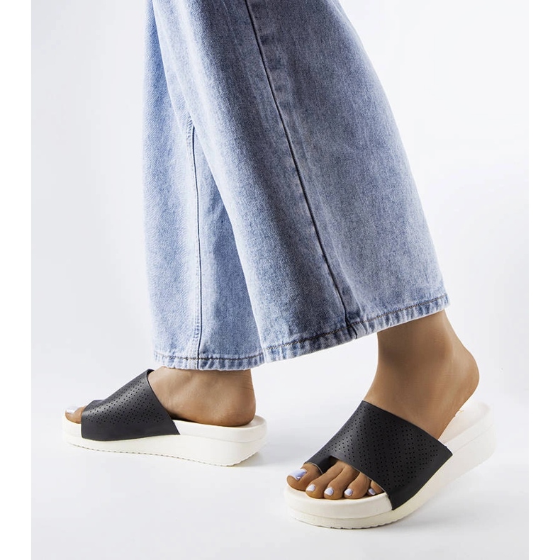 Černé sandály na klínku od Monferrato černá 2