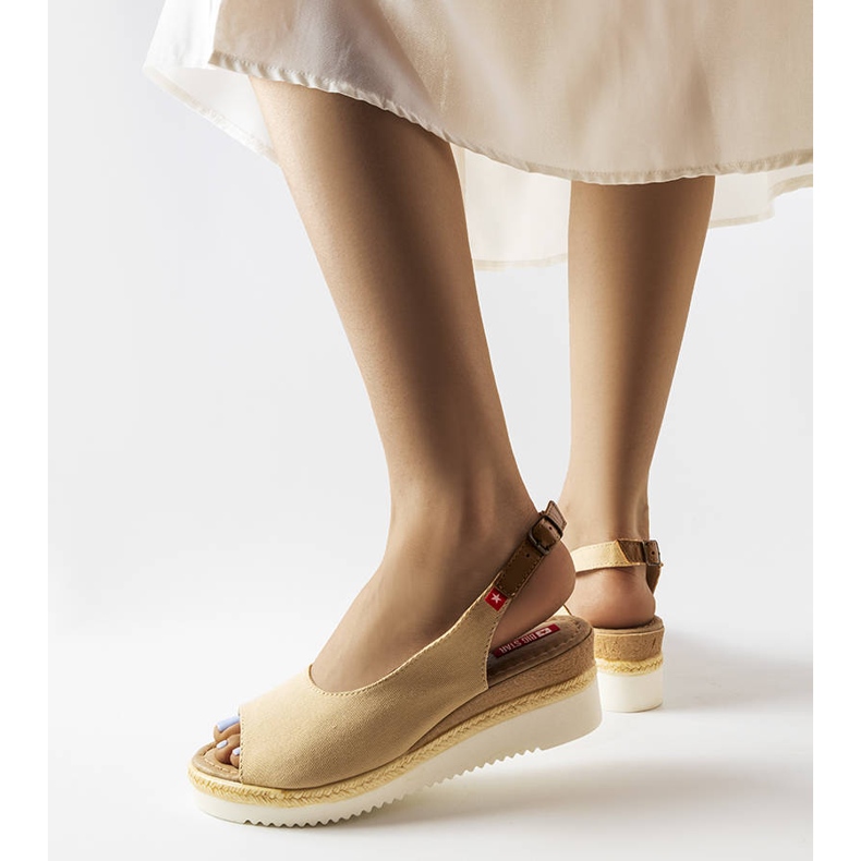 Béžové sandály na klínku Big Star JJ276049 béžový 1