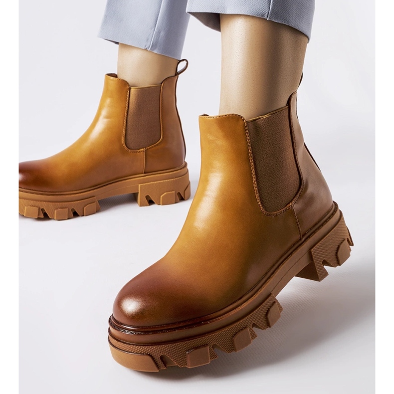 Hnědé masivní nazouvací kotníkové boty od Castell hnědý 1