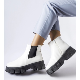 Masivní bílo-černé kotníkové boty Petronio bílý 1