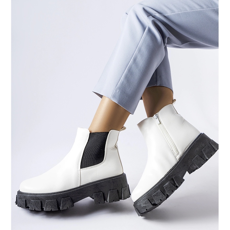 Masivní bílo-černé kotníkové boty Petronio bílý 1 Masivní bílo-černé kotníkové boty Petronio bílý 1