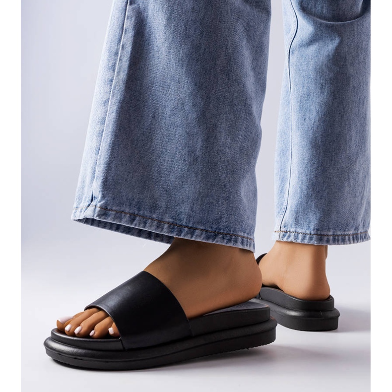 BM Černé pantofle na platformě Paquette černá 2