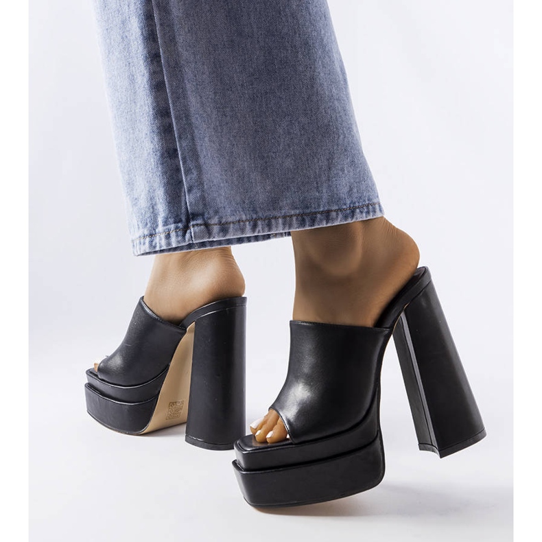 BM Černé sandály na vysokém podpatku značky Mercure černá 1