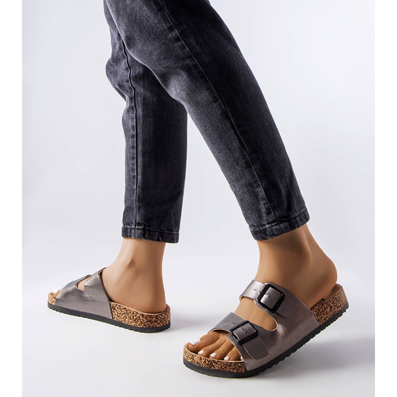 Šedé korkové jezdce s přezkami od Lee Cooper LCW-22-35-1153L šedá 1