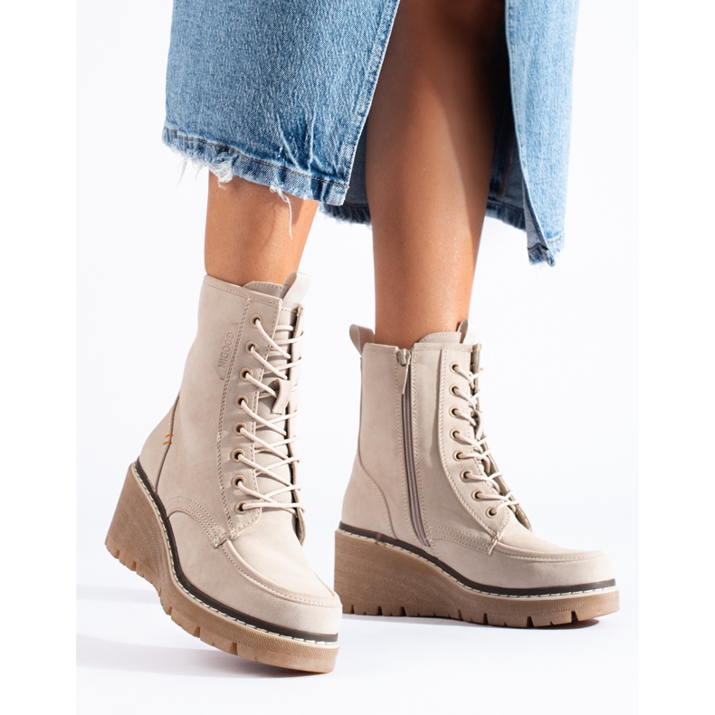 Goodin Béžové šněrovací kozačky na klínku Shelovet béžový 1