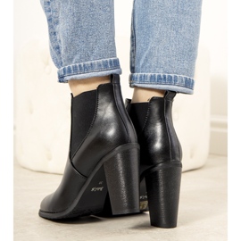 Černé zateplené kozačky na sloupku Castro černá 1