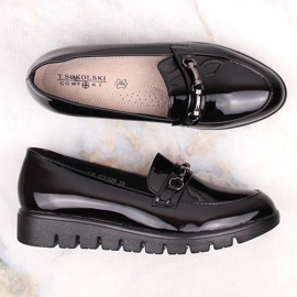 Pohodlné černé lakované dámské boty na klínku značky T.Sokolski černá 2