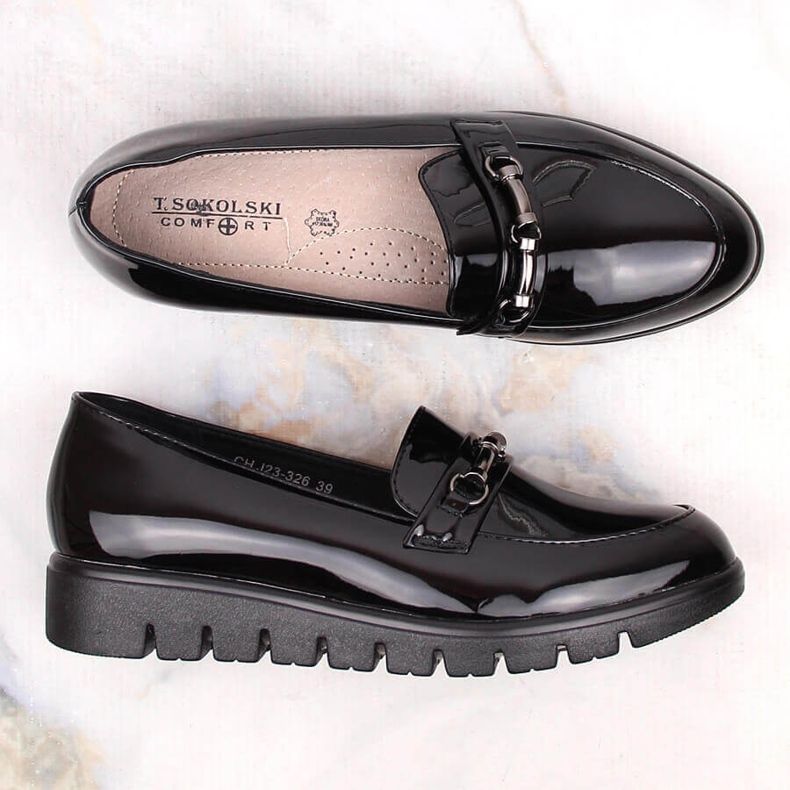 Pohodlné černé lakované dámské boty na klínku značky T.Sokolski černá 2