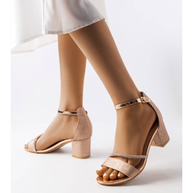 Lesklé zlaté sandály na sloupku Lidia zlatý 1