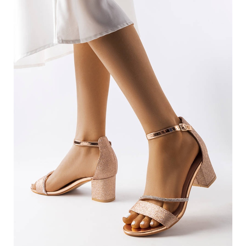 Lesklé zlaté sandály na sloupku Lidia zlatý 1