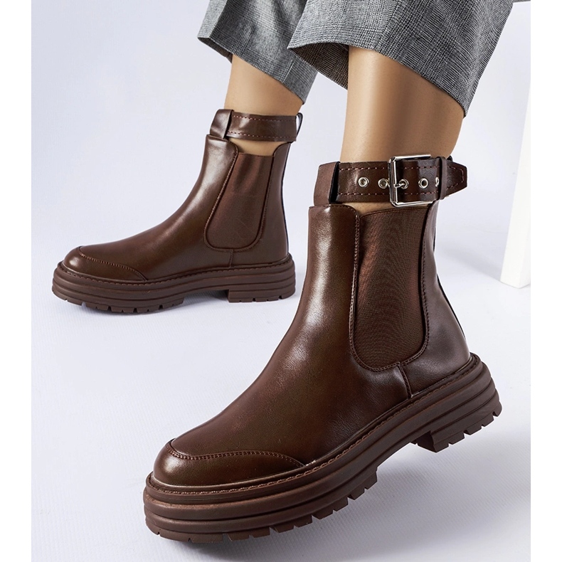 Hnědé kozačky s ozdobným zapínáním od Jonesboro hnědý 1