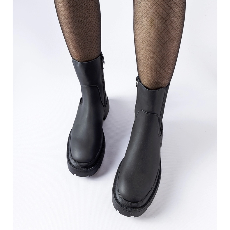 Černé masivní zateplené kotníkové boty značky Banaudon černá 1