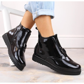 Dámské ploché, zateplené, černé patentované kozačky Vinceza 58148 černá 1 Dámské ploché, zateplené, černé patentované kozačky Vinceza 58148 černá 1