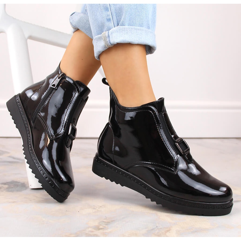 Dámské ploché, zateplené, černé patentované kozačky Vinceza 58148 černá 1 Dámské ploché, zateplené, černé patentované kozačky Vinceza 58148 černá 1