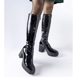 Inna Černé patentované kozačky na vysokém podpatku Fecteau černá 1 Inna Černé patentované kozačky na vysokém podpatku Fecteau černá 1