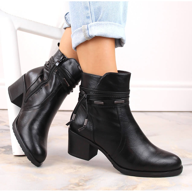 Černé zateplené dámské kotníkové boty Jezzi na vysokém podpatku se zdobením černá 1 Černé zateplené dámské kotníkové boty Jezzi na vysokém podpatku se zdobením černá 1