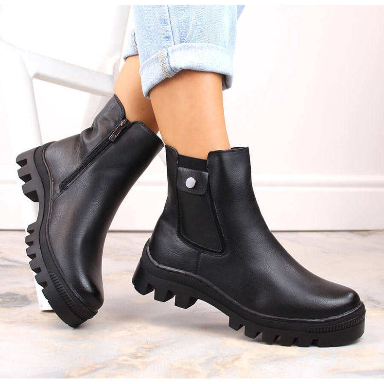 Černé dámské zateplené trapézové boty Potocki s kapsou černá 1