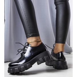 Černé lakované boty značky Lynn černý 1