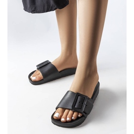 Černé gumové jezdce s přezkou od firmy Nelm černá 1