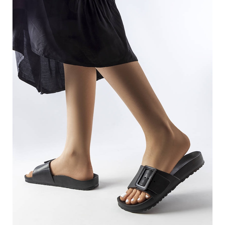 Černé gumové jezdce s přezkou od firmy Nelm černá 2