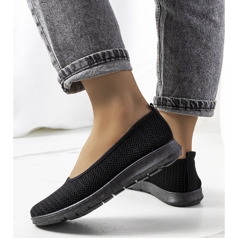 Černé prolamované tenisky od Ilse černá 1