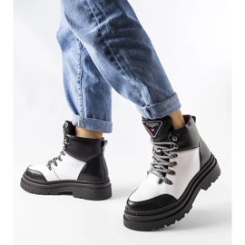 Černobílé zateplené kozačky značky Solofra černý 1