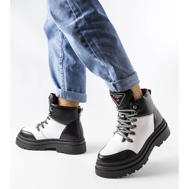 Černobílé zateplené kozačky značky Solofra černá 1