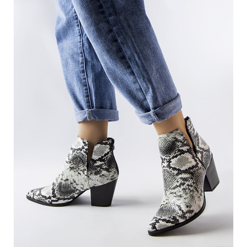 Bílé krátké kovbojské boty s imitací hadí kůže od Igy bílý 2