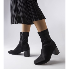 Černé saténové kotníkové boty značky Laforgen černá 1