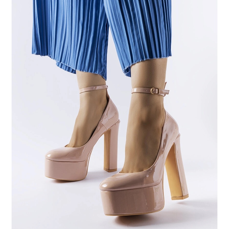 Béžové lakované lodičky na vysokém podpatku od Colle béžový 1 Béžové lakované lodičky na vysokém podpatku od Colle béžový 1