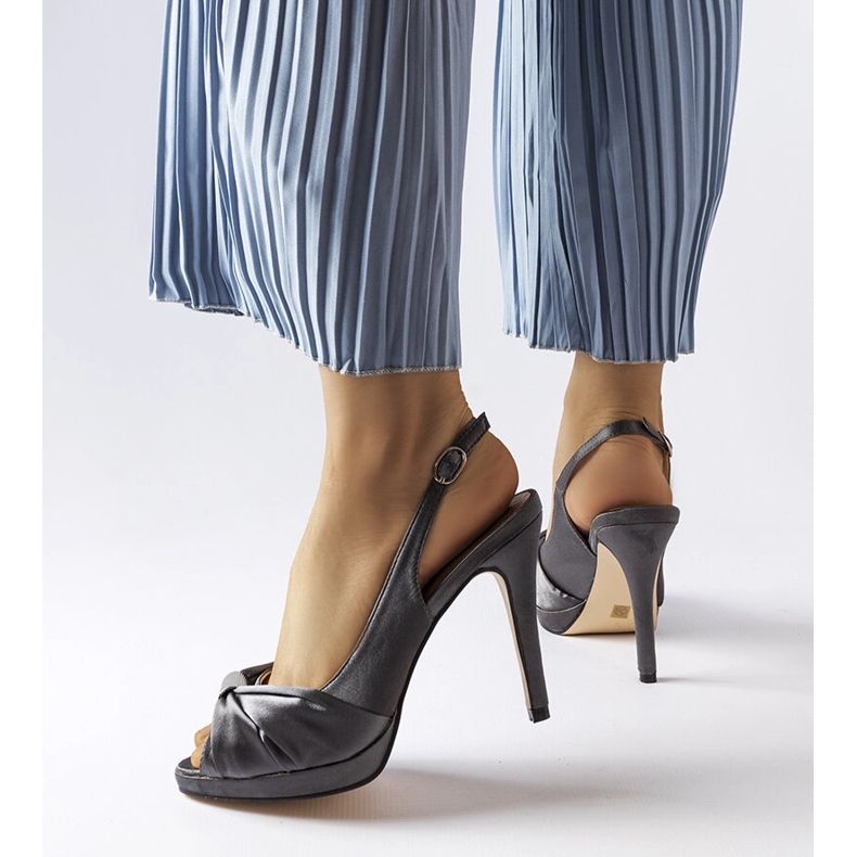 Tmavě šedé sandály na vysokém podpatku značky Crispin šedá 1