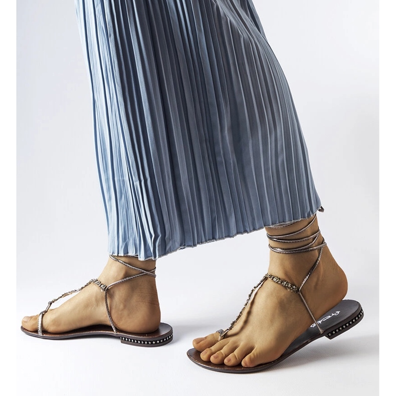 Tmavě šedé štrasové sandály od Troghi šedá 1