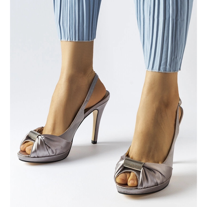 Světle šedé sandály na vysokém podpatku značky Crispin šedá 1