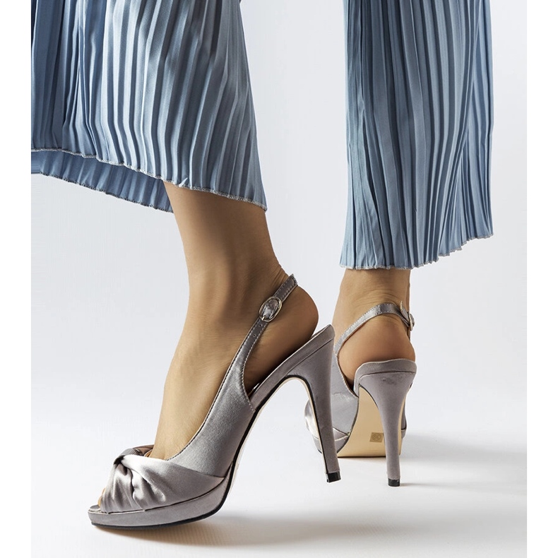 Světle šedé sandály na vysokém podpatku značky Crispin šedá 2