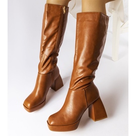 Hnědé kozačky s masivním sloupkem od Villanova hnědý 1 Hnědé kozačky s masivním sloupkem od Villanova hnědý 1