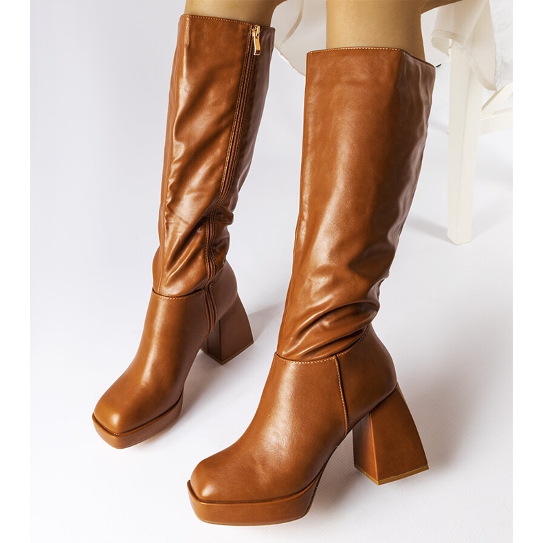 Hnědé kozačky s masivním sloupkem od Villanova hnědý 1 Hnědé kozačky s masivním sloupkem od Villanova hnědý 1