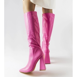 Růžové kozačky na sloupku Medicina růžový 1