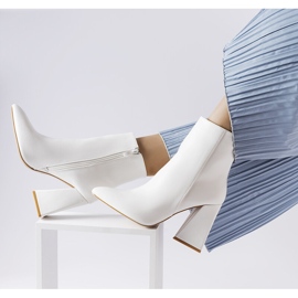 Bílé kotníkové boty značky Abelina bílý 1