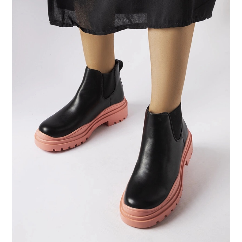 Černé kotníkové boty na barevné platformě Marinone černá 1