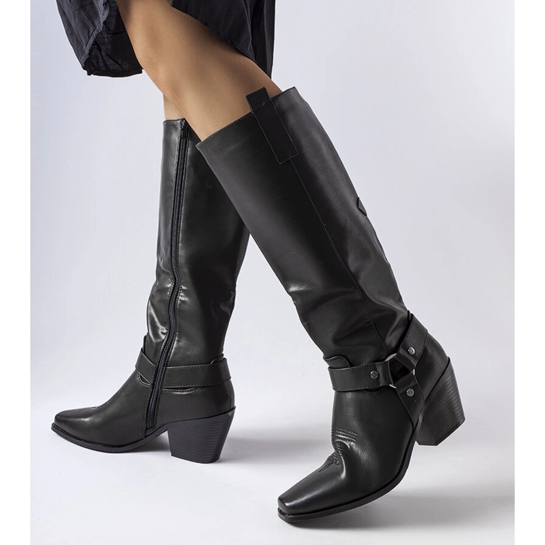 Černé kovbojské boty na sloupku černá 1 Černé kovbojské boty na sloupku černá 1