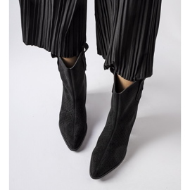 Černé prolamované kovbojské boty od Desjardins černá 1