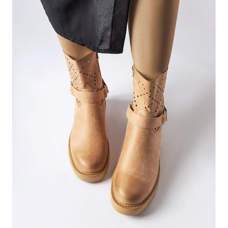 Béžové prolamované kozačky s řetízkem od Procopio béžový 1