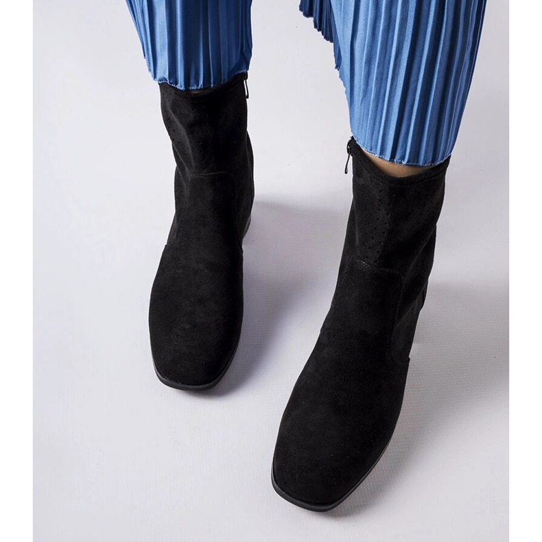 Černé kotníkové boty s perforovaným svrškem od Cavallo černá 1