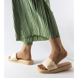 Béžové slidery zdobené volány z Boulevardu bílý 1