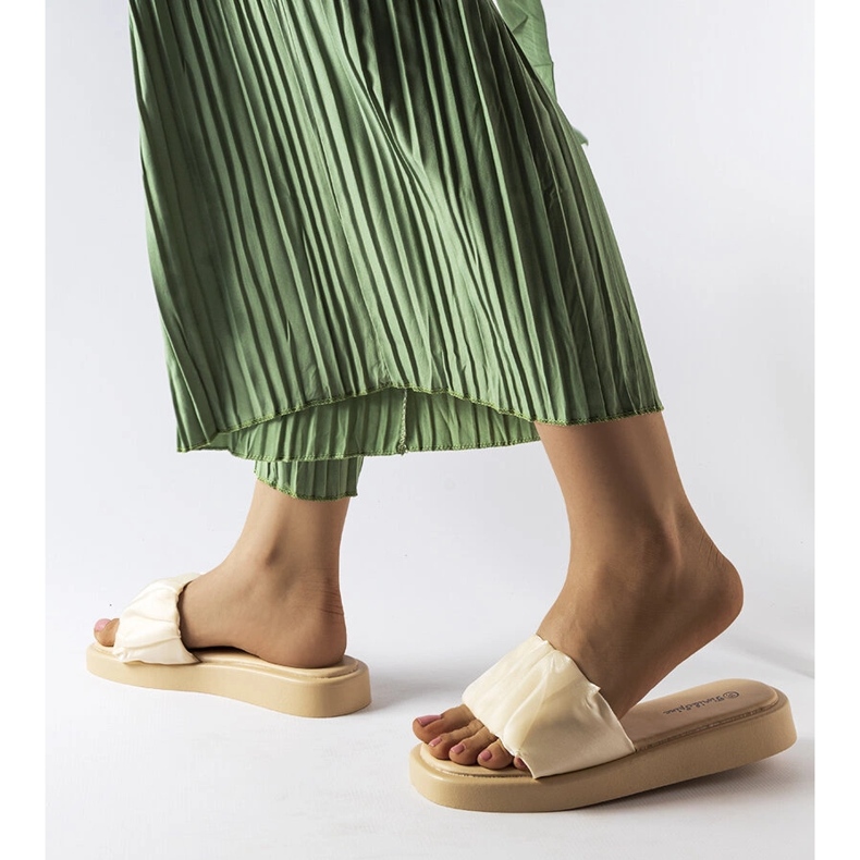 Béžové slidery zdobené volány z Boulevardu bílý 1