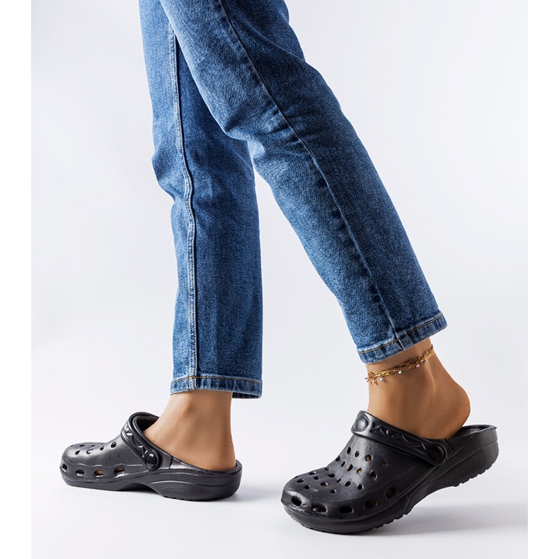 Černé pěnové pantofle s uzavřenou špičkou od Kleist černá 1