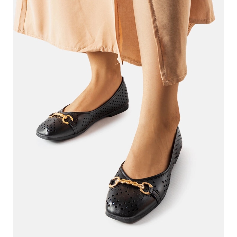 Černé prolamované baleríny od Schiavone černá 1