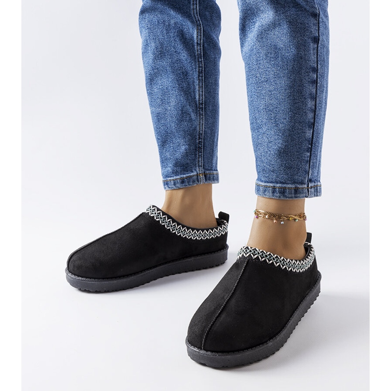 Černé zateplené pantofle zdobené výšivkou Dudi černá 1