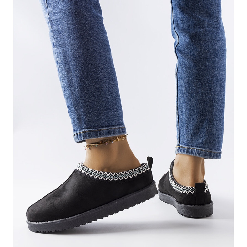 Černé zateplené pantofle zdobené výšivkou Dudi černá 2