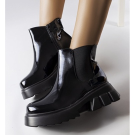 Černé lakované zateplené kozačky značky Delit černý 1